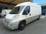 une camionnette blanche garée devant un bâtiment