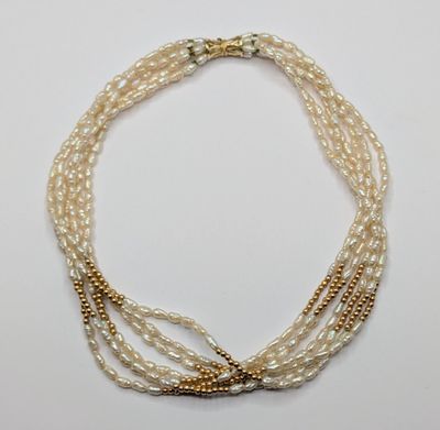 gros plan d'un collier de perles sur une surface blanche