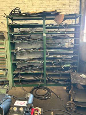 une photo d'une pièce remplie d'une multitude d'outils