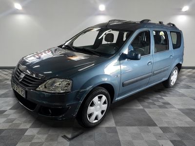la photo d'une petite camionnette bleue garée dans un garage