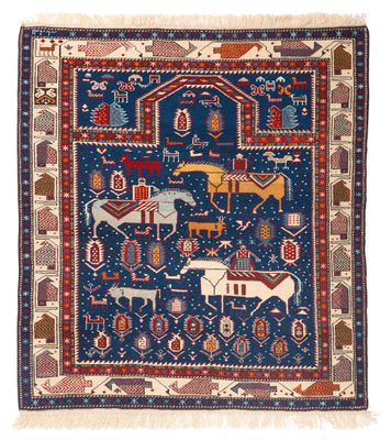 un tapis bleu et rouge orné d'un motif représentant des animaux