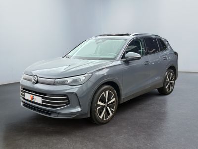 un SUV Volkswagen gris garé dans une pièce blanche