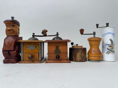 de nombreux modèles différents de moulins à café posés sur la table