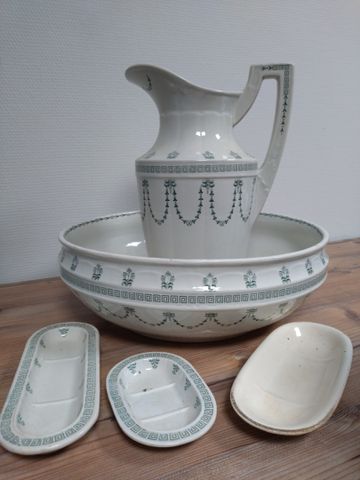GIEN : ensemble de toilette en faïence modèle Marie Louise, compr...