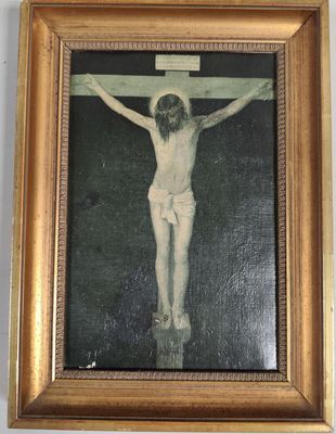 un tableau représentant Jésus sur la croix, accroché au mur