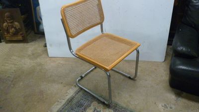 une chaise qui se trouve dans le coin d'une pièce