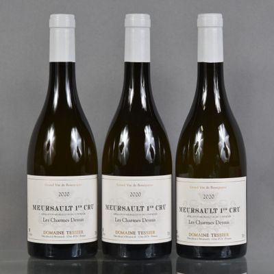 trois bouteilles de vin sont alignées sur une table