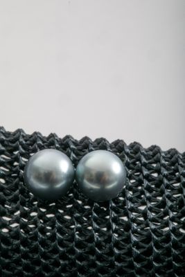 Paire de clous d'oreilles en or jaune et en perles de Tahiti…
