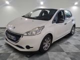 la photo d'une voiture blanche garée dans une salle d'exposition
