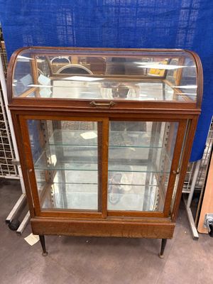 une vitrine surmontée d'une porte vitrée