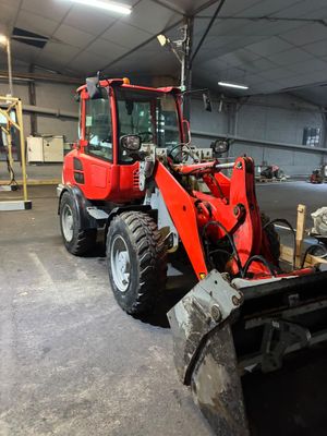 un tracteur rouge garé dans un garage