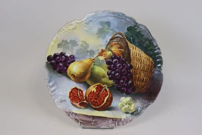 une assiette sur laquelle est représenté un panier de fruits