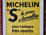 affiche jaune et noire portant l'inscription « Michel S » et la photo du visage d'un homme