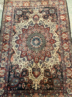 Perse Fin XIXème début XXème Tapis en laine et soie à décor …
