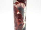 un vase rouge orné d'une peinture sur fond blanc