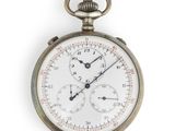 gros plan d'une montre de poche sur fond blanc