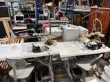 une table avec beaucoup de chaises et une table sur laquelle se trouve un ordinateur