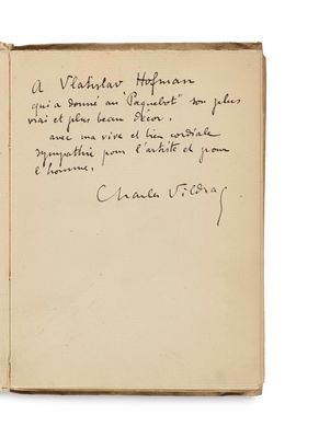 un livre ouvert sur lequel figure une note manuscrite
