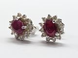 une paire de boucles d'oreilles en rubis et diamants sur fond blanc