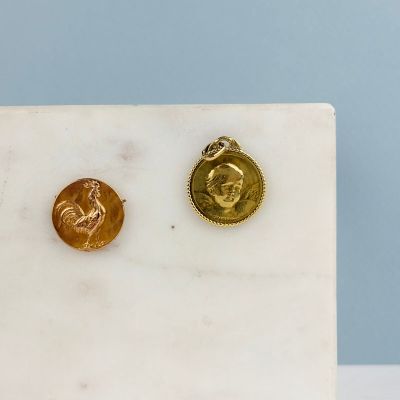 deux pièces d'or posées sur une dalle de marbre