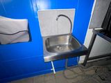un lavabo dans un coin d'une pièce aux murs bleus