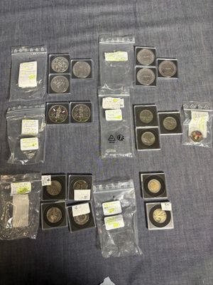 un lot de pièces de monnaie posées sur une table