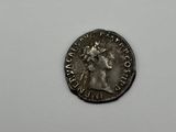 a silver coin with the head of a man on it