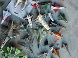 beaucoup d'avions miniatures qui traînent par terre