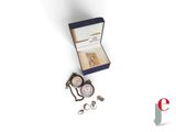 une boîte contenant une montre et d'autres objets