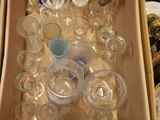 une boîte remplie de gobelets et de cuillères en plastique vides