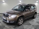 une photo d'un SUV marron garé sur un sol à damier