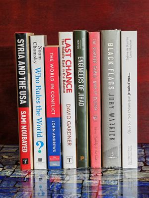 une pile de livres posés sur une table