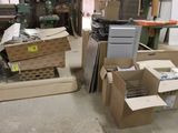 un grand nombre de cartons empilés dans une pièce