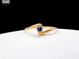 une image représentant une bague en or sertie d'un saphir