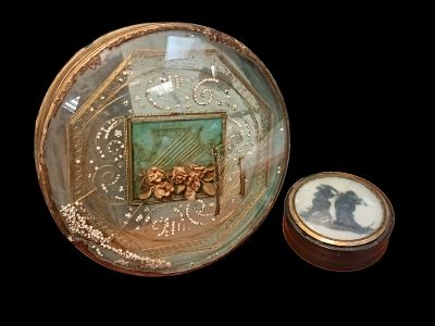 Boîte à bonbons en verre, le couvercle à décor filigranné de…