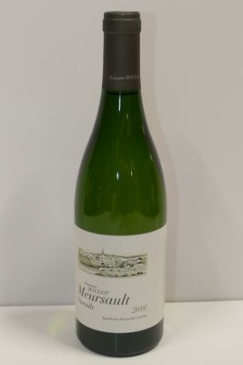 une bouteille de vin posée sur une table