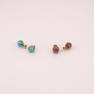 une paire de boucles d'oreilles ornées de perles de verre bleues et vertes