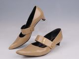 paire de chaussures pour femmes de couleur beige avec un talon transparent