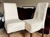 deux chaises qui se trouvent dans un salon