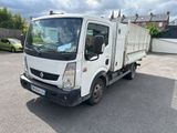 un camion blanc garé dans un parking