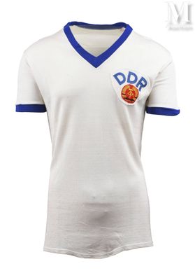 un gros plan d'une chemise blanche sur laquelle est représenté un ballon de basket