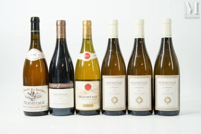 plusieurs bouteilles de vin sont alignées sur une table