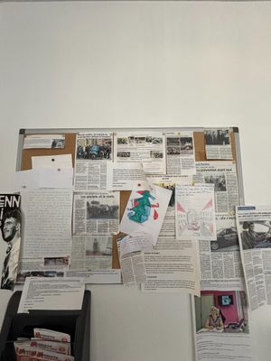 un tableau d'affichage sur lequel sont accrochés tout un tas de papiers