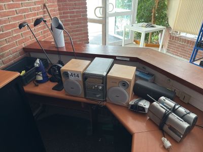 un bureau sur lequel sont posés tout un tas d'appareils électroniques