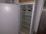 un réfrigérateur vide dans un coin de la cuisine