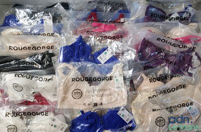 de nombreux sacs de vêtements emballés dans du plastique