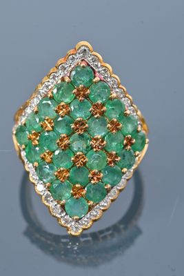 Bague en or deux tons 18K 750 millièmes, marquise, sertie d'…