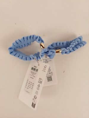 un bracelet bleu muni d'une étiquette