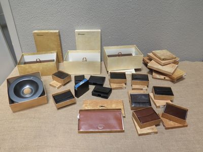 un grand nombre de boîtes posées sur une table