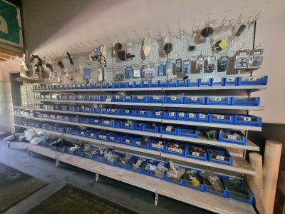 de nombreuses étagères sur lesquelles sont rangés de nombreux types d'outils différents